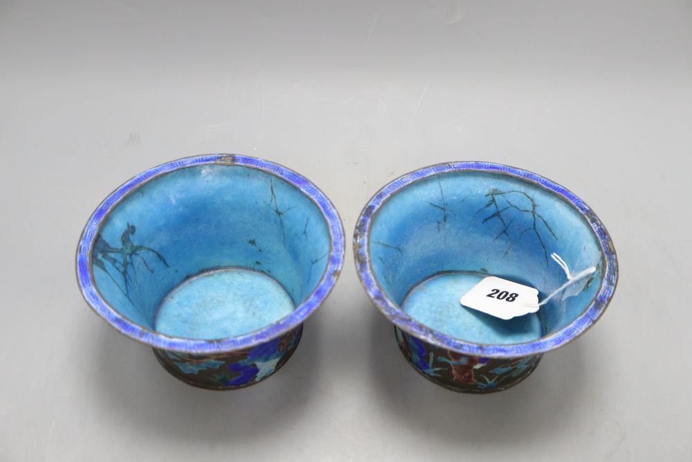 A pair of Chinese Export enamelled bowls, diameter 16cm